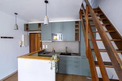 Sala de estar; chão de madeira, luz natural, estilo moderno, teto alto