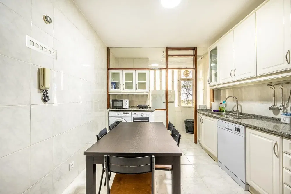 Soggiorno; pavimento in legno, luce naturale, stile moderno, soffitti alti