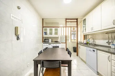 Soggiorno; pavimento in legno, luce naturale, stile moderno, soffitti alti