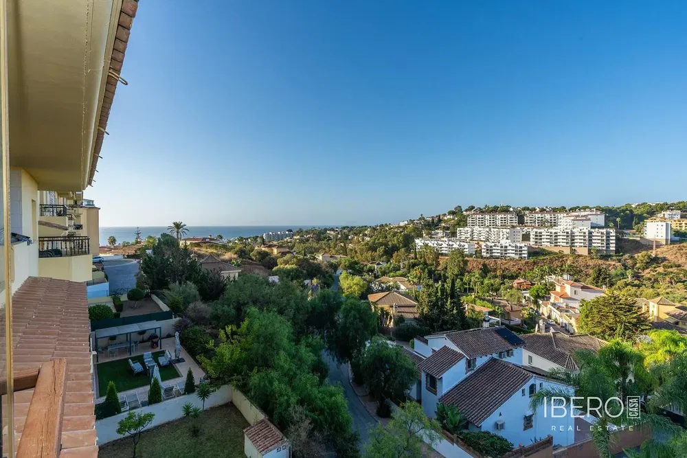 Дневна соба; дрвени под, природно светло, модерни стил, високи плафони