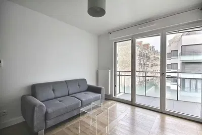 Obývací pokoj; dřevěná podlaha, přirozené světlo, moderní styl, vysoké stropy