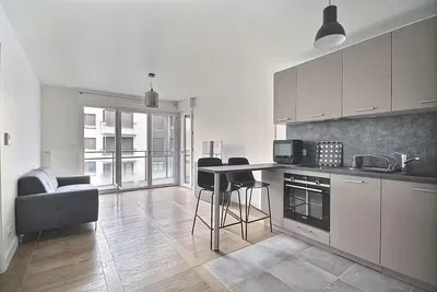 Soggiorno; pavimento in legno, luce naturale, stile moderno, soffitti alti