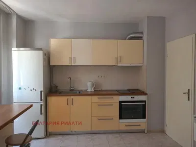 Кухня; кухненски уреди, дървен под, естествена светлина, модерен стил, ремонтиран