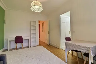 Wohnzimmer; holzboden, tageslicht, moderner stil, hohe decken