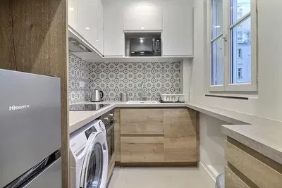 Σαλόνι; ξύλινο πάτωμα, φυσικό φως, μοντέρνο στυλ, ψηλά ταβάνια