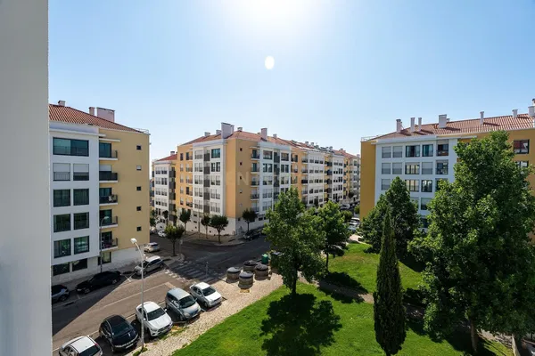 Salon; podłoga drewniana, światło dzienne, styl nowoczesny, wysokie sufity