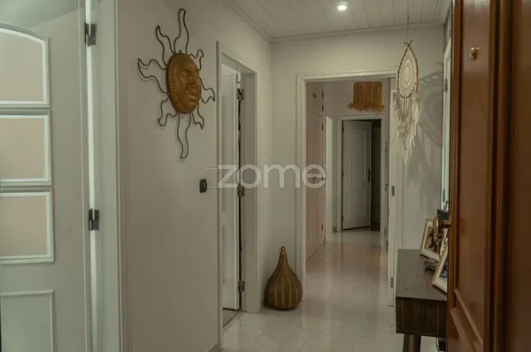 Wohnzimmer; holzboden, tageslicht, moderner stil, hohe decken