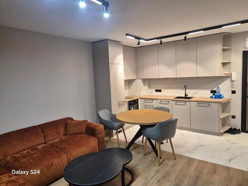 Cozinha; eletrodomésticos, chão de madeira, luz natural, estilo moderno, renovado