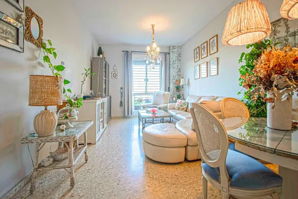 Sala de estar; chão de madeira, luz natural, estilo moderno, teto alto