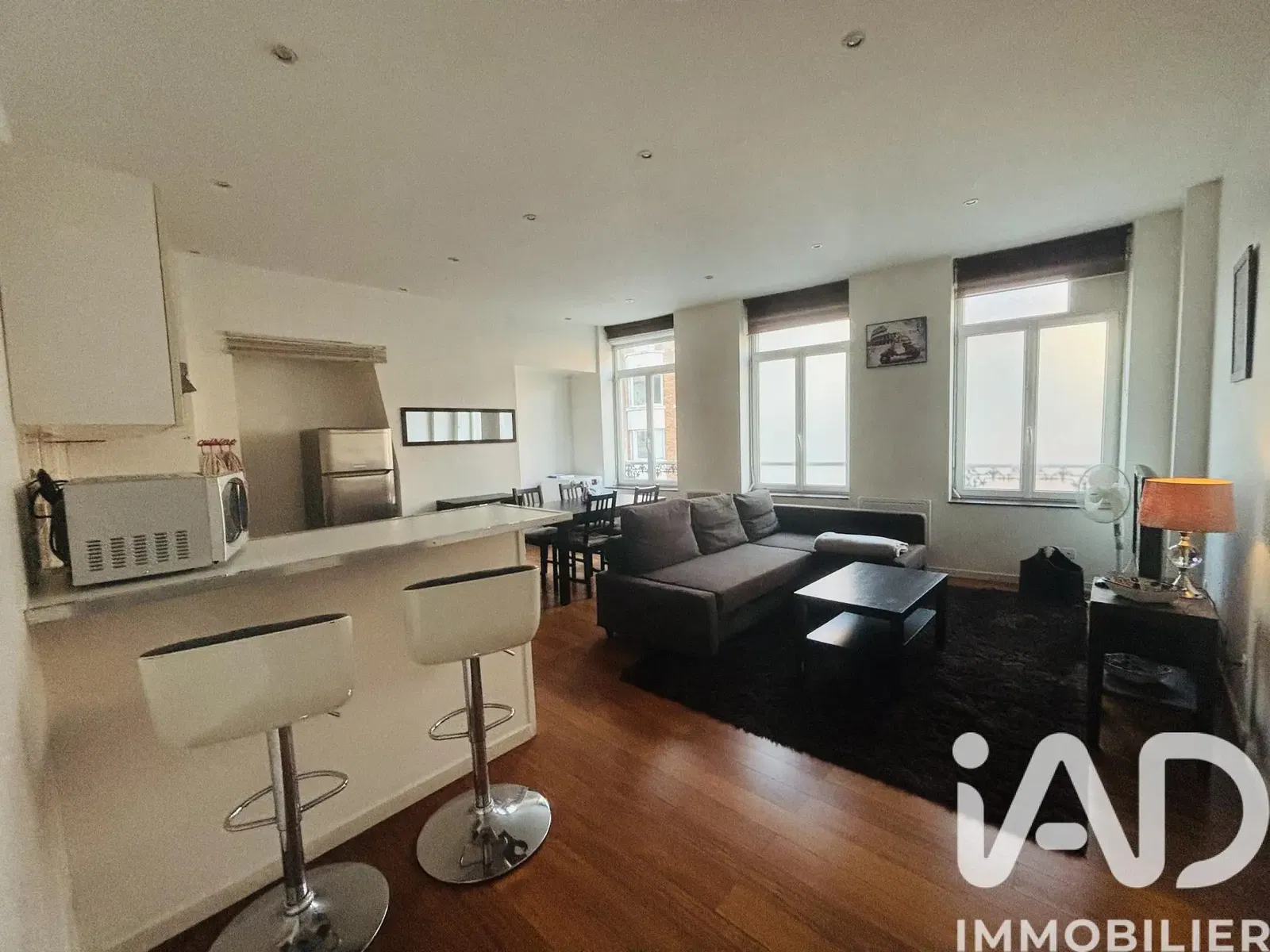 Σαλόνι; ξύλινο πάτωμα, φυσικό φως, μοντέρνο στυλ, ψηλά ταβάνια