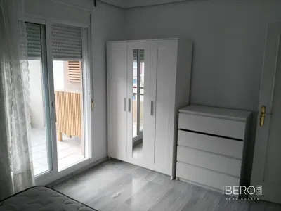 Obývačka; drevená podlaha, prirodzené svetlo, moderný štýl, vysoké stropy