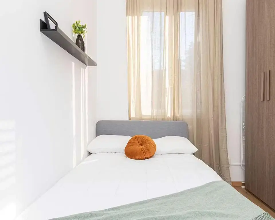 Living room; wood floor, natural light, modern style, high ceiling
