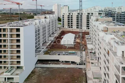 Soggiorno; pavimento in legno, luce naturale, stile moderno, soffitti alti