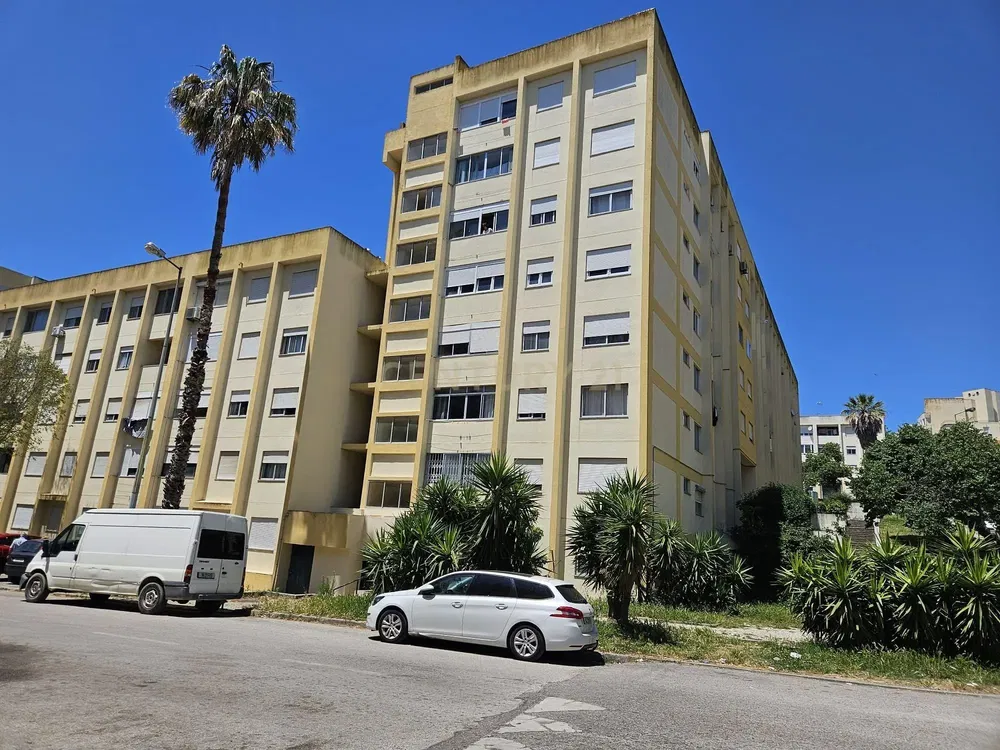 Oturma odası; ahşap zemin, doğal ışık, modern stil, yüksek tavan