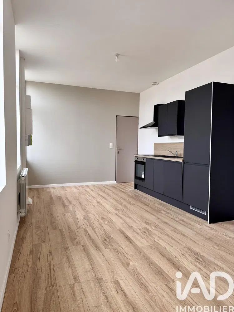 Oturma odası; ahşap zemin, doğal ışık, modern stil, yüksek tavan