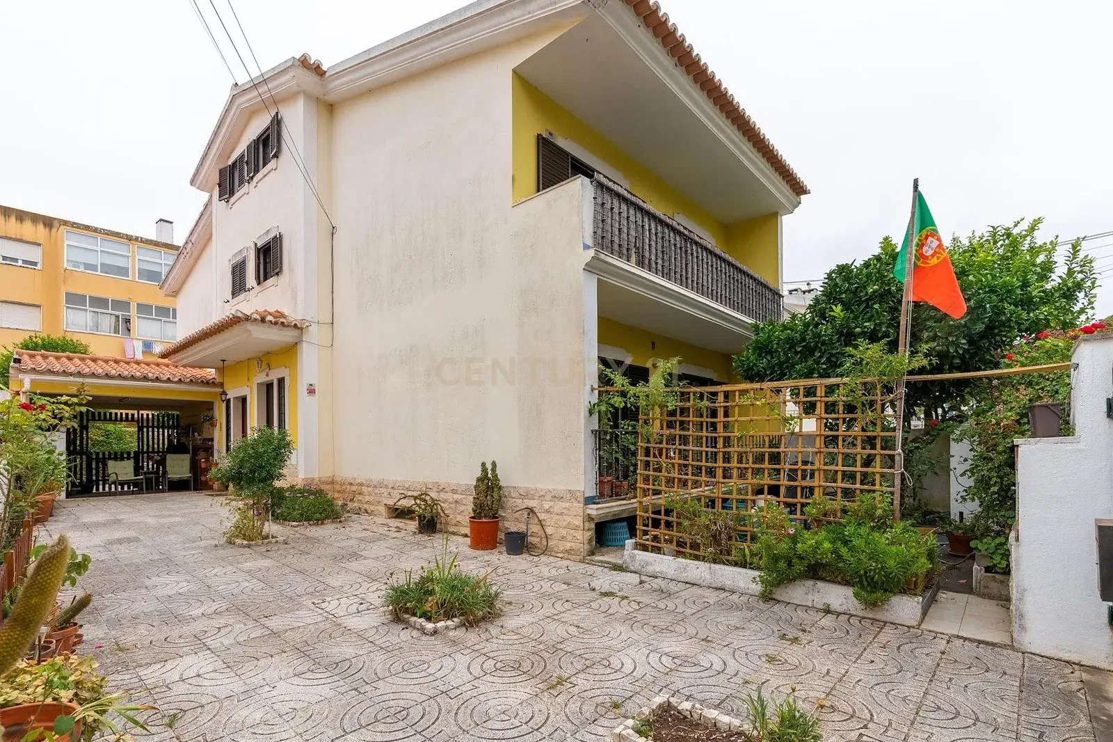 Obývací pokoj; dřevěná podlaha, přirozené světlo, moderní styl, vysoké stropy