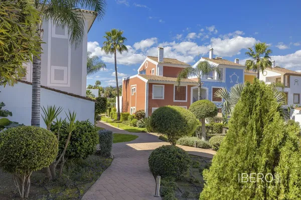 Cozinha; eletrodomésticos, chão de madeira, luz natural, estilo moderno, renovado