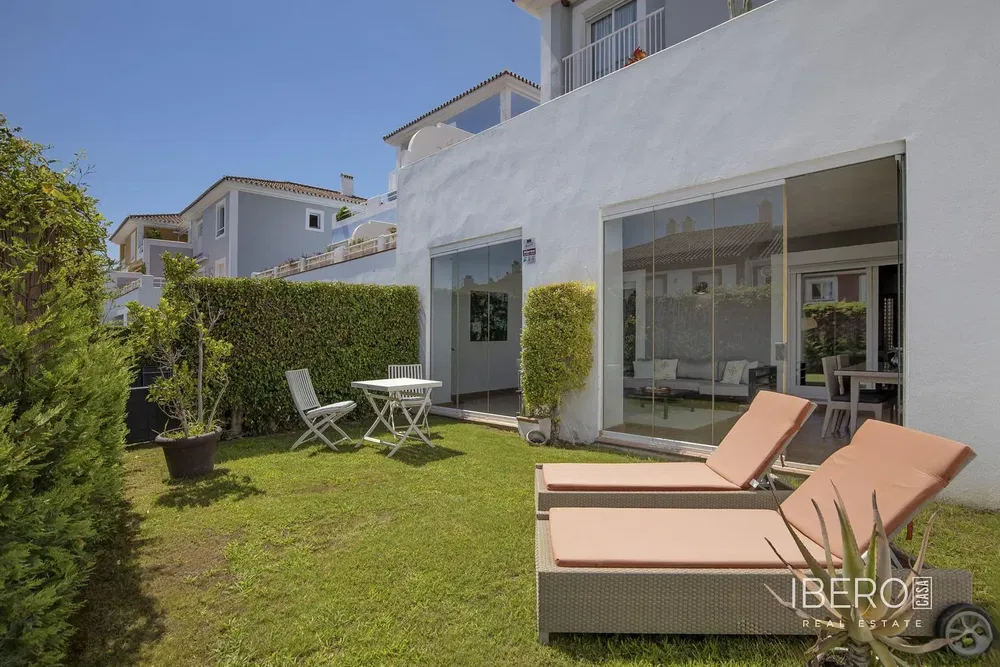 Sala de estar; chão de madeira, luz natural, estilo moderno, teto alto