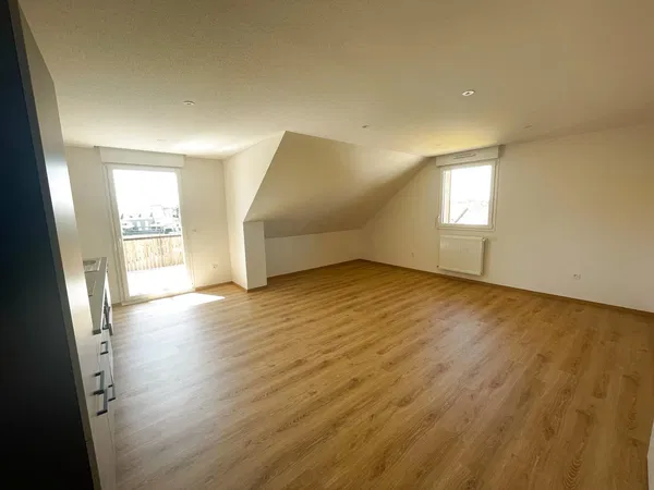 Oturma odası; ahşap zemin, doğal ışık, modern stil, yüksek tavan