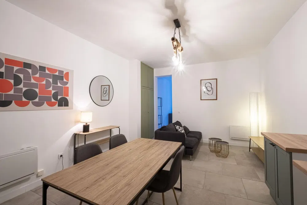 Woonkamer; houten vloer, natuurlijk licht, moderne stijl, hoge plafonds