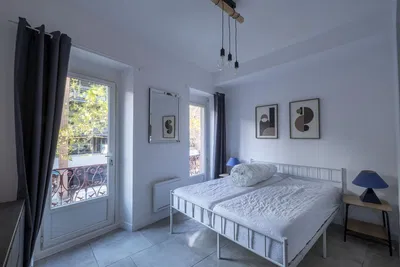 Keuken; keukenapparatuur, houten vloer, natuurlijk licht, moderne stijl, gerenoveerd