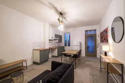 Woonkamer; houten vloer, natuurlijk licht, moderne stijl, hoge plafonds