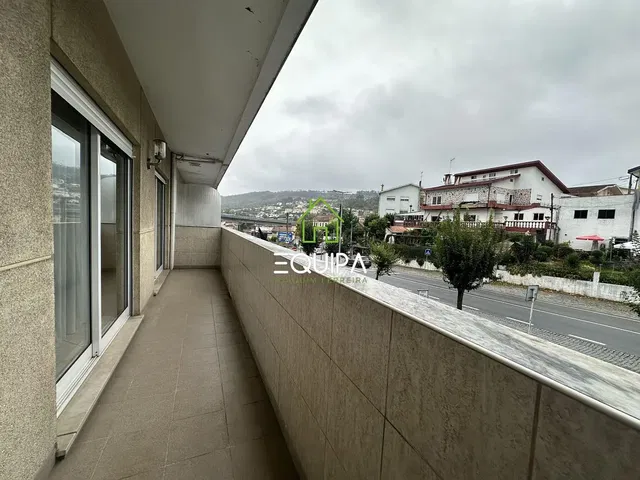 Salón; suelo de madera, luz natural, estilo moderno, techos altos