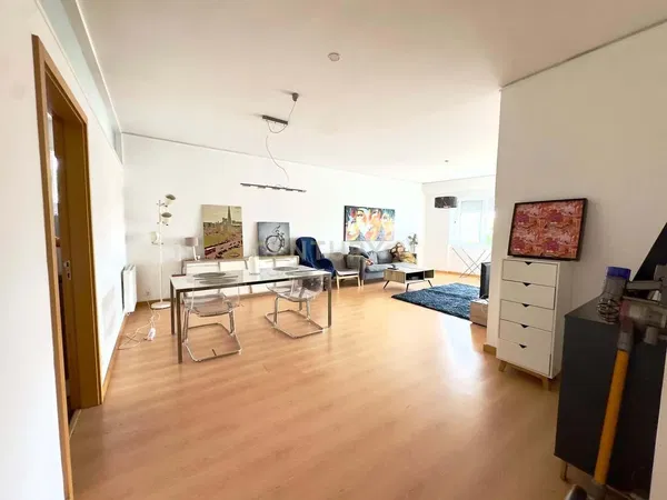 Oturma odası; ahşap zemin, doğal ışık, modern stil, yüksek tavan