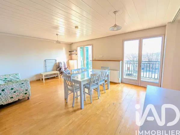 Σαλόνι; ξύλινο πάτωμα, φυσικό φως, μοντέρνο στυλ, ψηλά ταβάνια