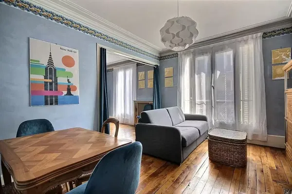 Σαλόνι; ξύλινο πάτωμα, φυσικό φως, μοντέρνο στυλ, ψηλά ταβάνια