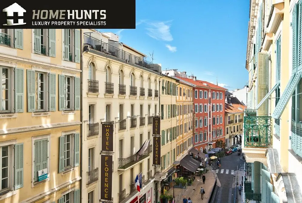 Σαλόνι; ξύλινο πάτωμα, φυσικό φως, μοντέρνο στυλ, ψηλά ταβάνια