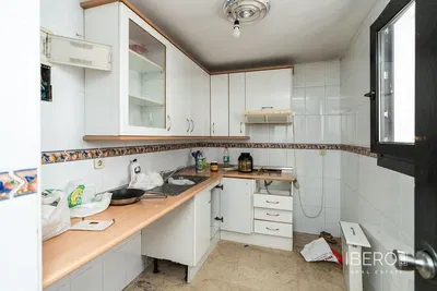 Sala de estar; chão de madeira, luz natural, estilo moderno, teto alto