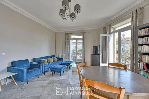 Woonkamer; houten vloer, natuurlijk licht, moderne stijl, hoge plafonds