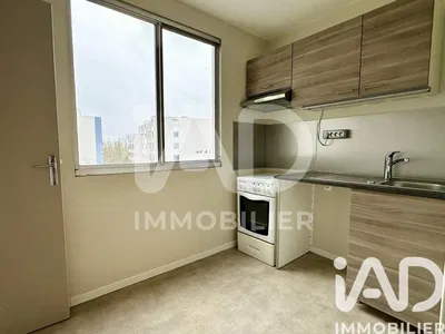 Σαλόνι; ξύλινο πάτωμα, φυσικό φως, μοντέρνο στυλ, ψηλά ταβάνια