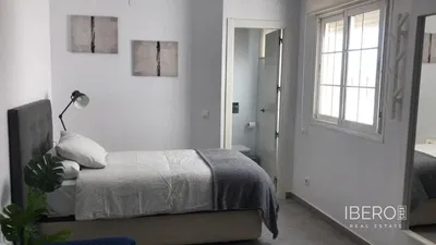 Σαλόνι; ξύλινο πάτωμα, φυσικό φως, μοντέρνο στυλ, ψηλά ταβάνια