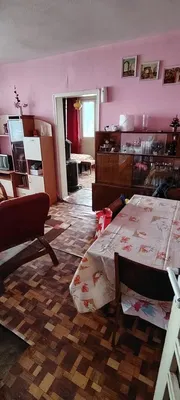 Keuken; keukenapparatuur, houten vloer, natuurlijk licht, moderne stijl