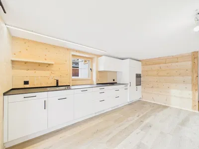 Kuchyňa; kuchynské spotrebiče, drevená podlaha, prirodzené svetlo, moderný štýl