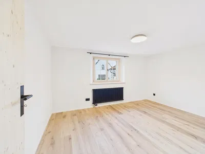 Obývačka; drevená podlaha, prirodzené svetlo, moderný štýl, vysoké stropy