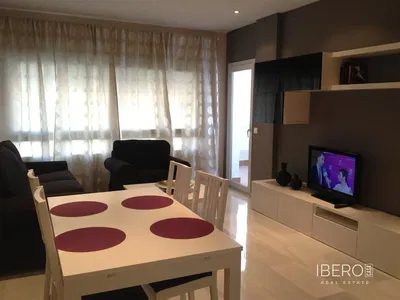 Σαλόνι; ξύλινο πάτωμα, φυσικό φως, μοντέρνο στυλ, ψηλά ταβάνια