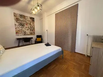 Soggiorno; pavimento in legno, luce naturale, stile moderno, soffitti alti