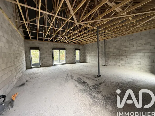 Woonkamer; houten vloer, natuurlijk licht, moderne stijl, hoge plafonds