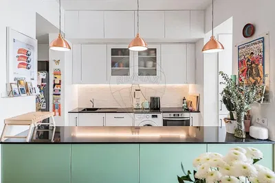 Wohnzimmer; holzboden, tageslicht, moderner stil, hohe decken