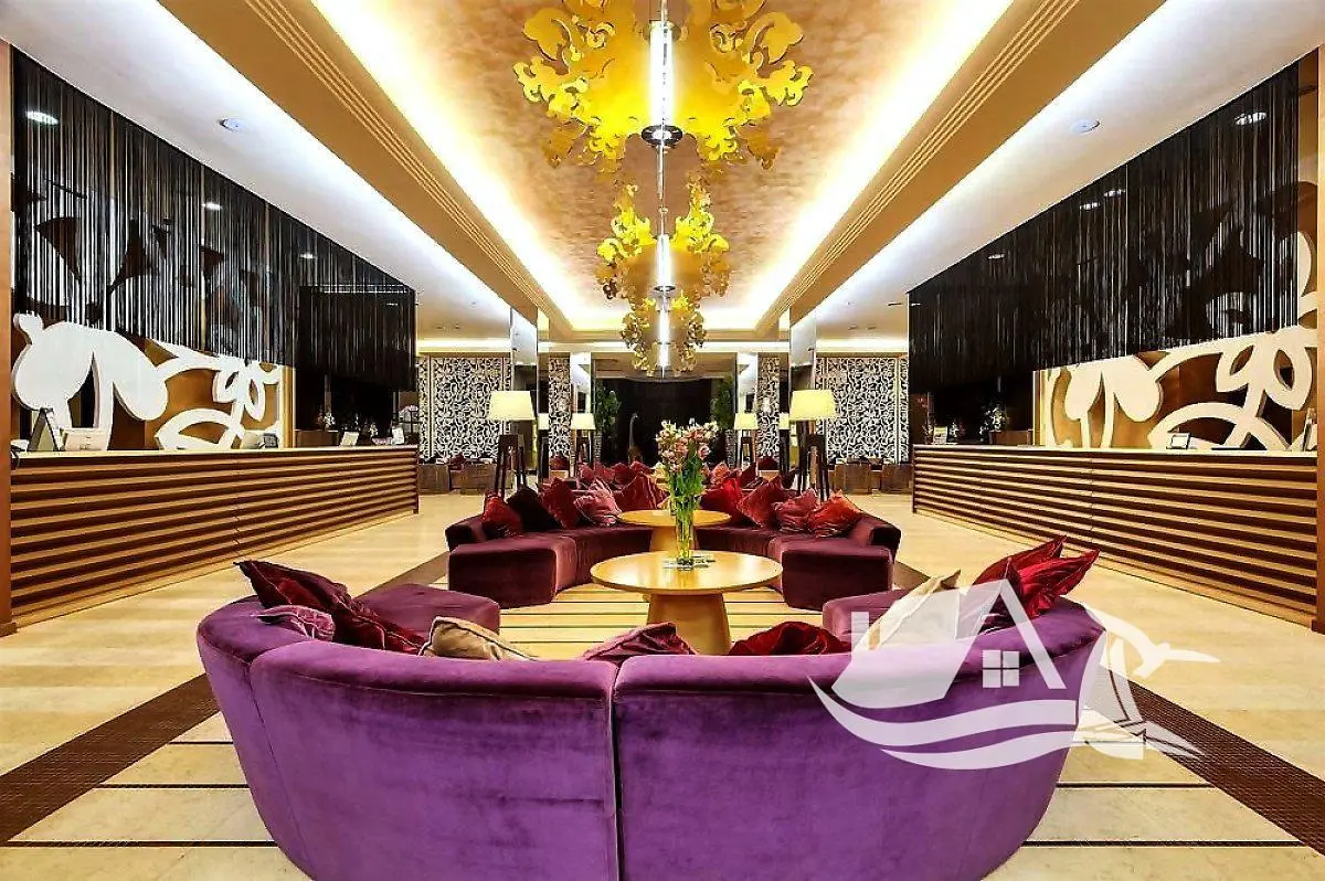 Σαλόνι; ξύλινο πάτωμα, φυσικό φως, μοντέρνο στυλ, ψηλά ταβάνια