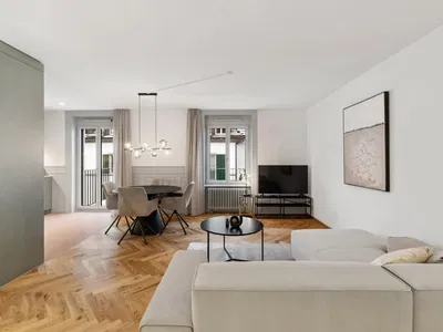 Salon; parquet, lumière naturelle, style moderne, hauteur sous plafond