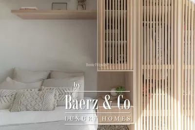 Дневна соба; дрвени под, природно светло, модерни стил, високи плафони