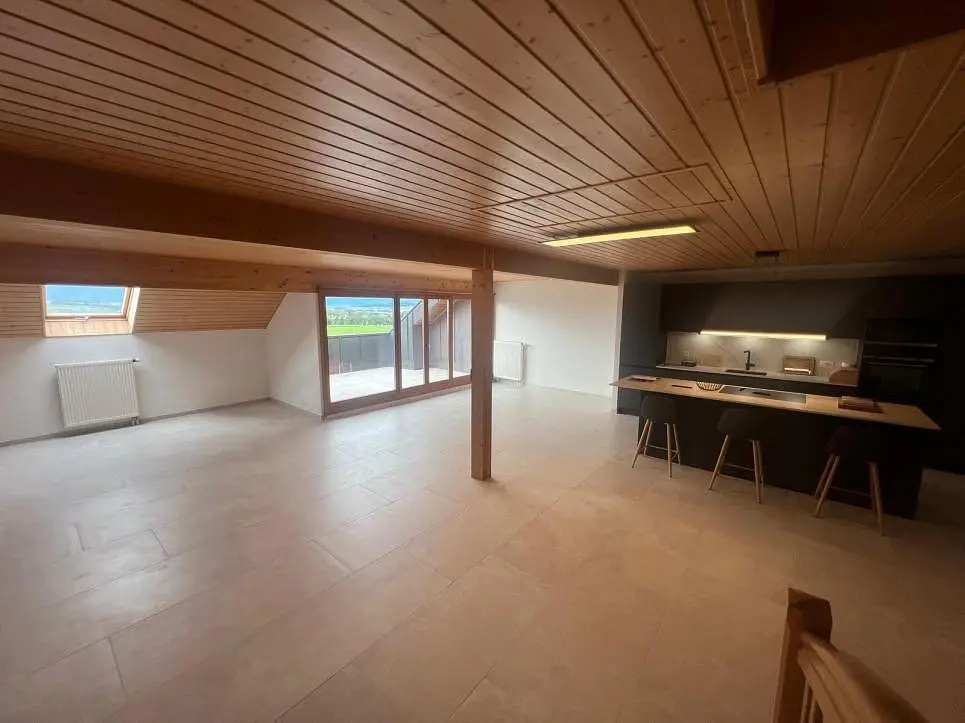 Wohnzimmer; holzboden, tageslicht, moderner stil, hohe decken