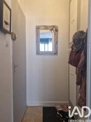 غرفة معيشة; أرضية خشبية, ضوء طبيعي, أسلوب عصري, أسقف عالية