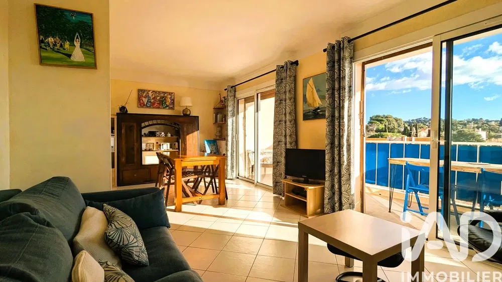 Dnevna soba; drveni pod, prirodno svjetlo, moderni stil, visoki plafoni