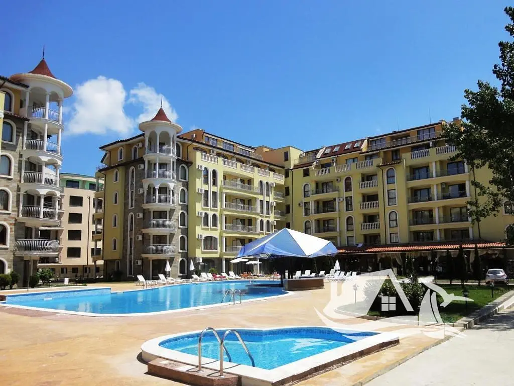 Σαλόνι; ξύλινο πάτωμα, φυσικό φως, μοντέρνο στυλ, ψηλά ταβάνια