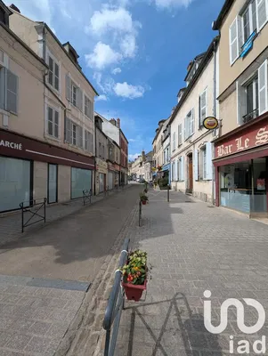 Дневна соба; дрвени под, природно светло, модерни стил, високи плафони